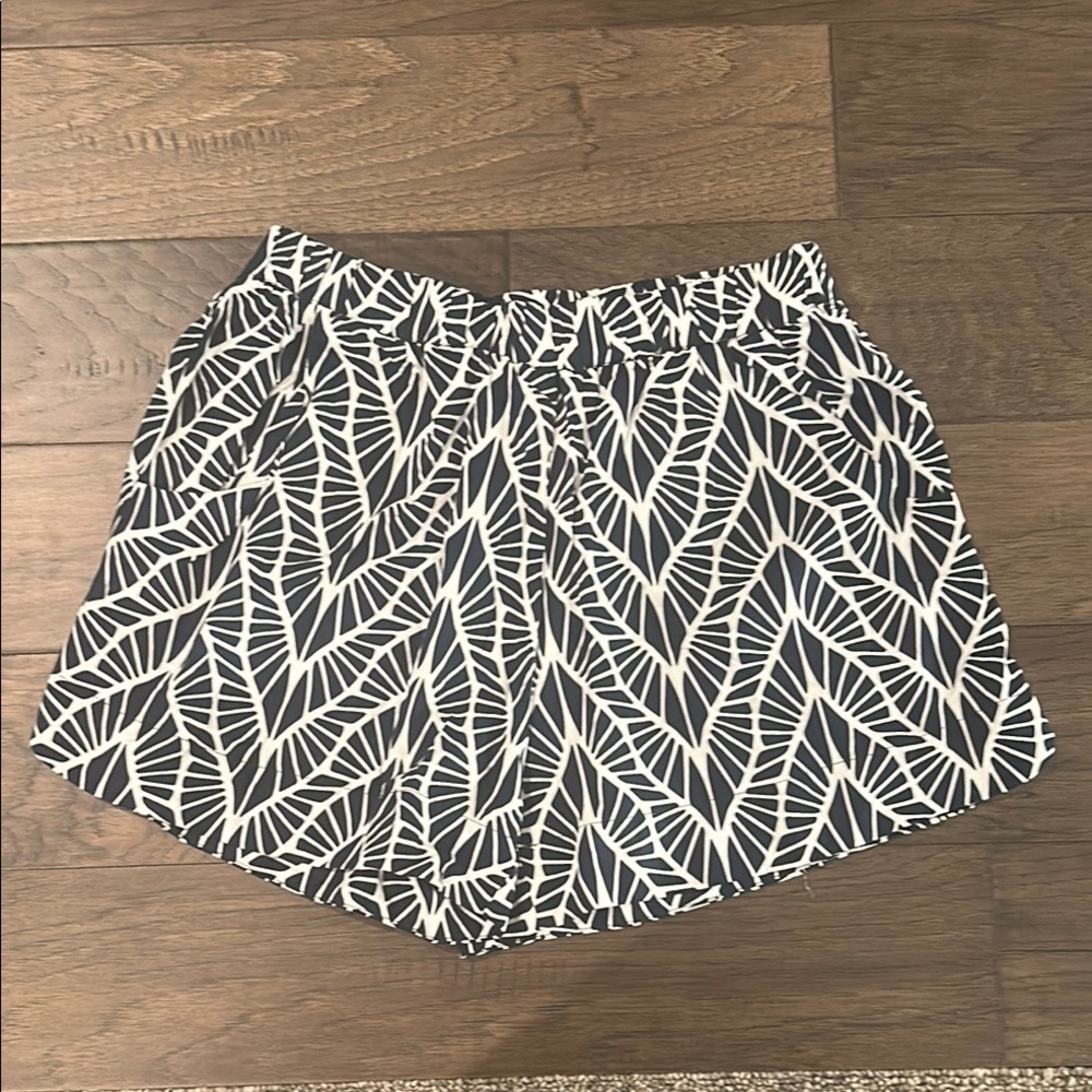 NWT Evereve Escapada Printed Pull On Shorts Sz M